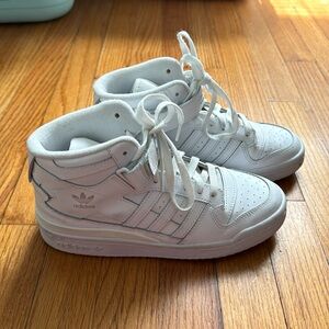 Adidas mid forum in white size kids 5.5 (7 in women's)